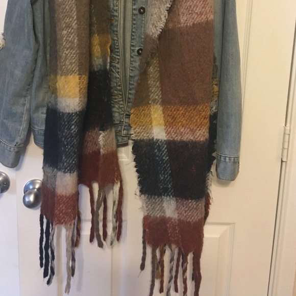 Absolutely Gigantic Stadium/Blanket Scarf - Picture 5 of 6